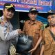 Kapolres Tapsel, AKBP Yasir Ahmadi, saat menyerahkan souvenir ke perwakilan perangkat Desa di sela gerakan Jelajah Huta