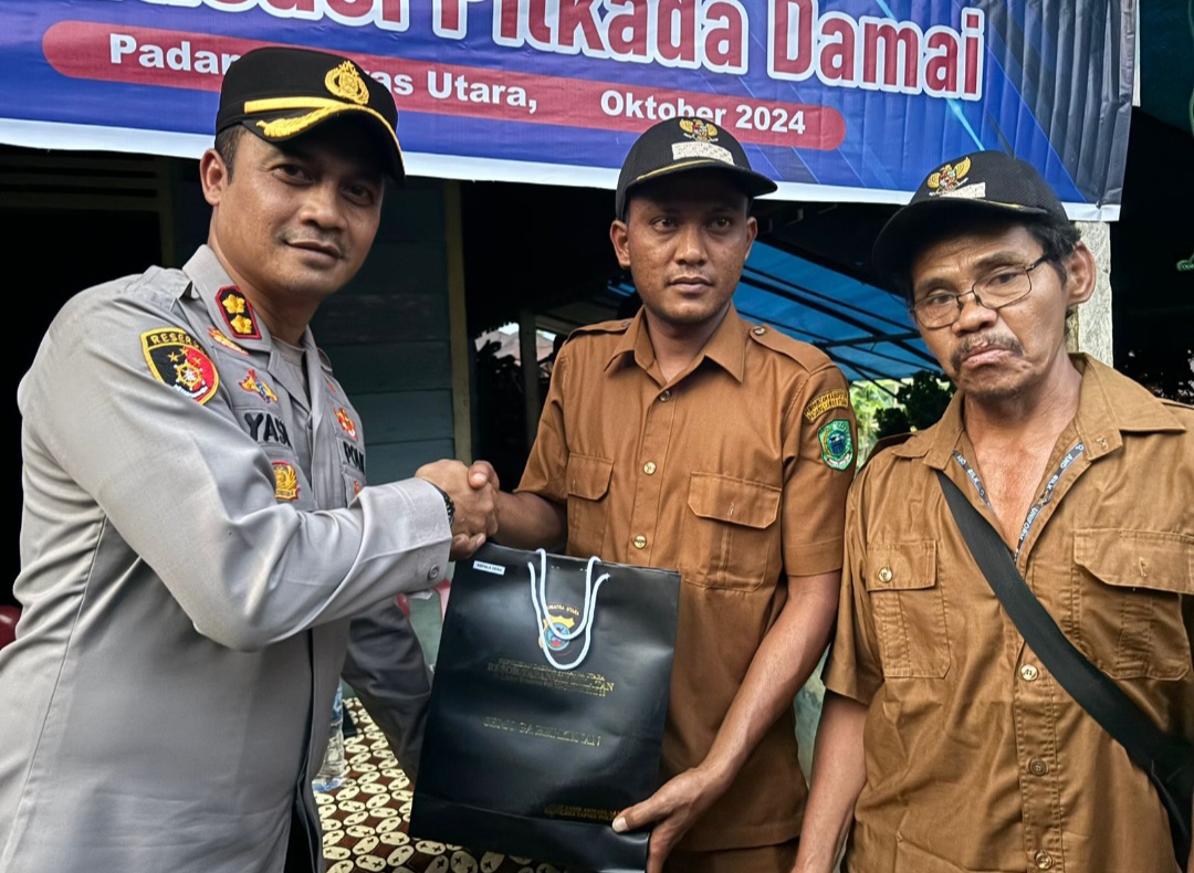 Kapolres Tapsel, AKBP Yasir Ahmadi, saat menyerahkan souvenir ke perwakilan perangkat Desa di sela gerakan Jelajah Huta