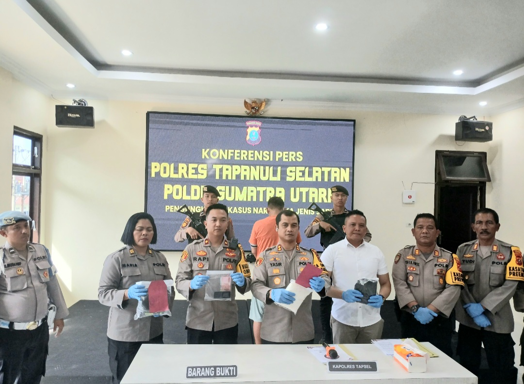 Kapolres Tapsel, AKBP Yasir Ahmadi, didampingi Waka Polres Tapsel, Kompol Rapi Pinakri, Kasat Resnarkoba, AKP Ivan Roberth Sitompul, Kasat Samapta Polres Tapsel, AKP Tona Simanjuntak, SH, Kasat Binmas Polres Tapsel, AKP Eka Wahyudi, dan Kasi Humas Polres Tapsel, AKP Maria Marpaung, SE, MM, saat menunjukkan barang bukti tangkapan 1 Kg lebih sabu