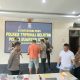 Kapolres Tapsel, AKBP Yasir Ahmadi, didampingi Waka Polres Tapsel, Kompol Rapi Pinakri, Kasat Resnarkoba, AKP Ivan Roberth Sitompul, Kasat Samapta Polres Tapsel, AKP Tona Simanjuntak, SH, Kasat Binmas Polres Tapsel, AKP Eka Wahyudi, dan Kasi Humas Polres Tapsel, AKP Maria Marpaung, saat menginterogasi tersangka, SB, pemilik 1 Kg lebih sabu di sela konferensi pers