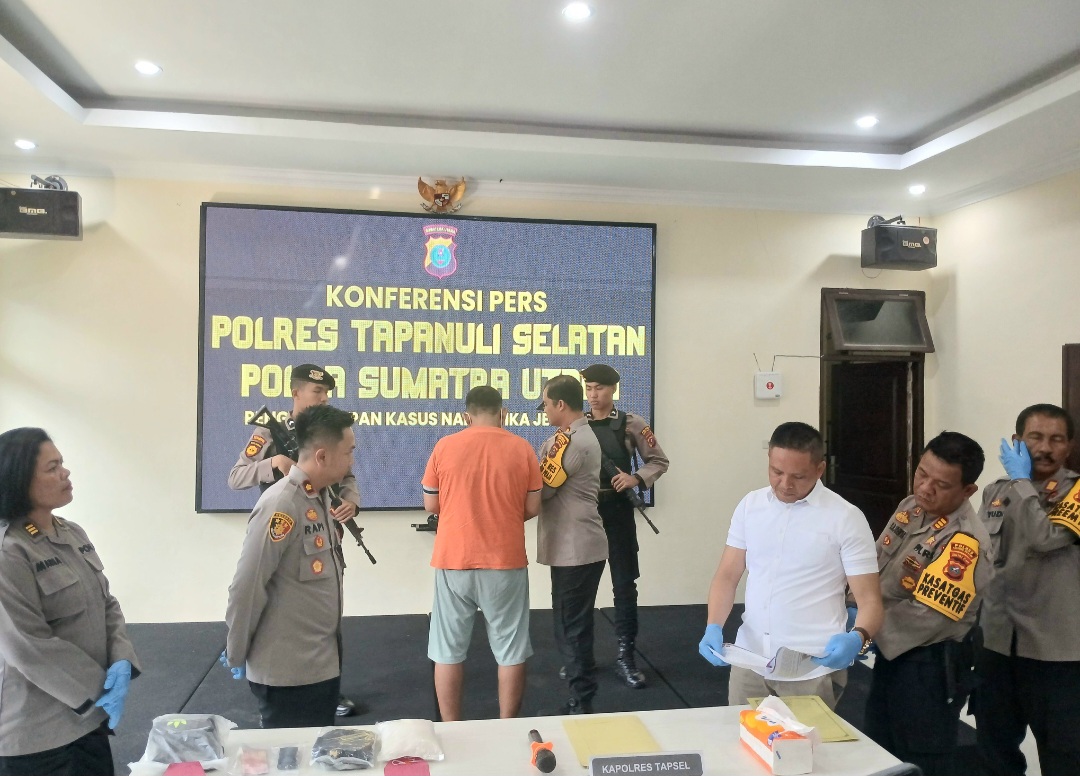 Kapolres Tapsel, AKBP Yasir Ahmadi, didampingi Waka Polres Tapsel, Kompol Rapi Pinakri, Kasat Resnarkoba, AKP Ivan Roberth Sitompul, Kasat Samapta Polres Tapsel, AKP Tona Simanjuntak, SH, Kasat Binmas Polres Tapsel, AKP Eka Wahyudi, dan Kasi Humas Polres Tapsel, AKP Maria Marpaung, saat menginterogasi tersangka, SB, pemilik 1 Kg lebih sabu di sela konferensi pers