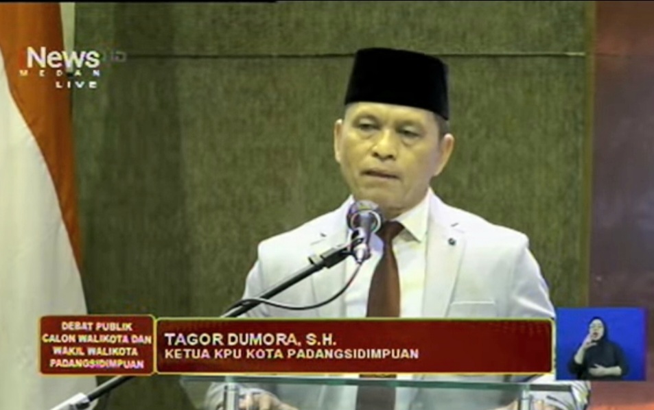 Ketua KPU Kota Padangsidimpuan, Tagor Dumora, saat membuka sekaligus memberi sambutan dalam acara debat publik pertama 3 Paslon Wali Kota dan Wakil Wali Kota pada Pilkada serentak 2024