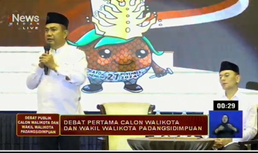 Calon Wali Kota No.3, Hapendi Harahap, didampingi calon Wakil Wali Kota, Gempar Nauli Hamonangan Nasution, memaparkan langkah konkret dalam meningkatkan IPM dan penanganan wilayah rawan banjir di Kota Padangsidimpuan saat debat publik pertama