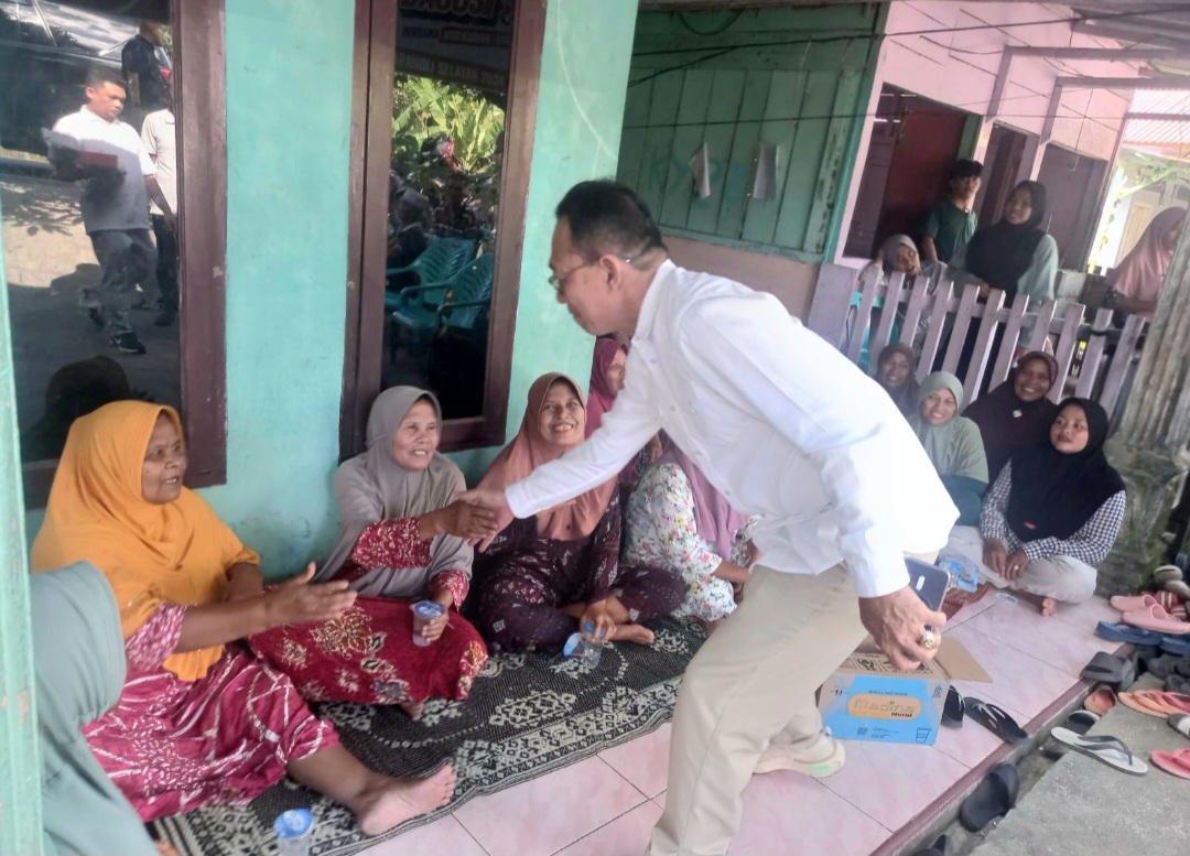 Calon Bupati Tapsel nomor urut 1, Gus Irawan Pasaribu, menyalami kaum Emak di Desa Tahalak Ujung Gading, Kecamatan Batang Angkola