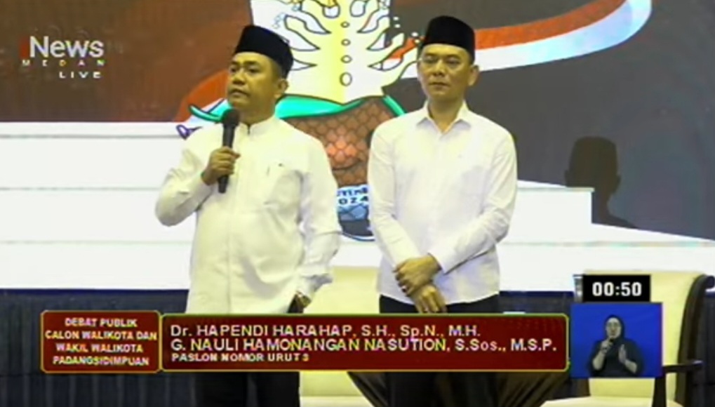 Calon Wali Kota No.3, Hapendi Harahap, didampingi calon Wakil Wali Kota, Gempar Nauli Hamonangan Nasution, memaparkan solusi konkret dalam menekan angka pengangguran di Kota Padangsidimpuan saat debat publik pertama