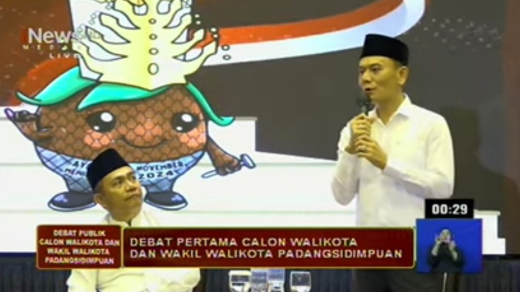 Calon Wakil Wali Kota No.3, Gempar Nauli Hamonangan Nasution, bersama calon Wali Kota, Hapendi Harahap, menjawab pertanyaan saat sesi tanya jawab antar calon Wakil Wali Kota Padangsidimpuan saat debat publik pertama