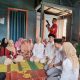 Paslon Bupati-Wakil Bupati nomor urut satu, Gus Irawan Pasaribu-Jafar Syahbuddin Ritonga (Gus-Jafar) saat bersilaturahmi ke ibu-ibu pengajian di Kelurahan Parau Sorat, Kecamatan Tapsel, sekaligus berjanji untuk BAGUSI Tapsel dengan membangun jalan di daerah itu