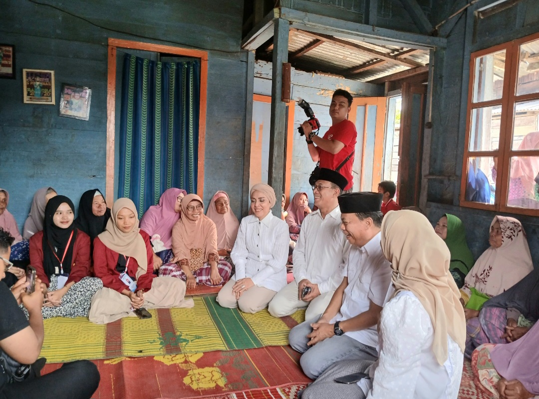 Paslon Bupati-Wakil Bupati nomor urut satu, Gus Irawan Pasaribu-Jafar Syahbuddin Ritonga (Gus-Jafar) saat bersilaturahmi ke ibu-ibu pengajian di Kelurahan Parau Sorat, Kecamatan Tapsel, sekaligus berjanji untuk BAGUSI Tapsel dengan membangun jalan di daerah itu