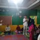 Calon Bupati Tapsel No.1, Gus Irawan Pasaribu, memberikan microphone ke salah satu ibu-ibu untuk bernyanyi bersama lagu berjudul, 'Lupa Do Ho' di sela kunjungan silaturahmi dengan masyarakat Desa Saragodung, Kecamatan Sipirok, bertajuk 'Mangopi'