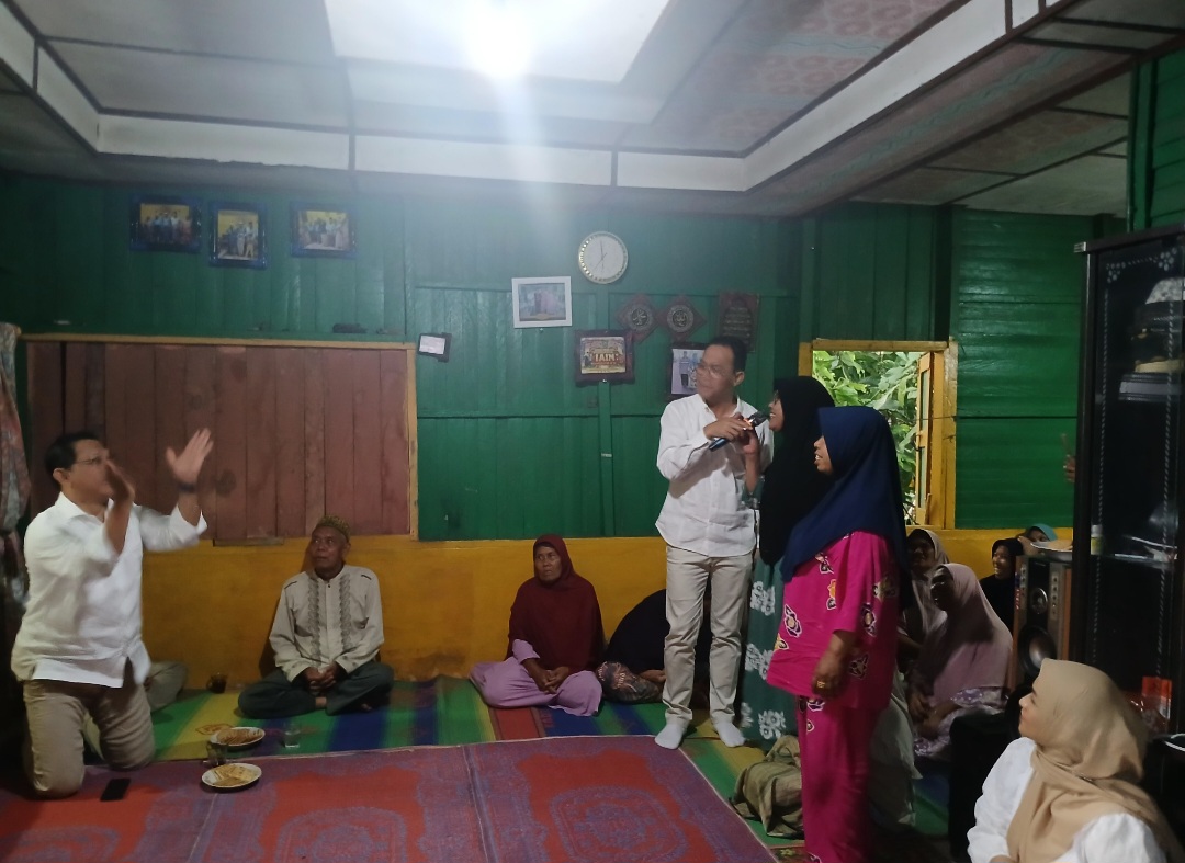 Calon Bupati Tapsel No.1, Gus Irawan Pasaribu, memberikan microphone ke salah satu ibu-ibu untuk bernyanyi bersama lagu berjudul, 'Lupa Do Ho' di sela kunjungan silaturahmi dengan masyarakat Desa Saragodung, Kecamatan Sipirok, bertajuk 'Mangopi'