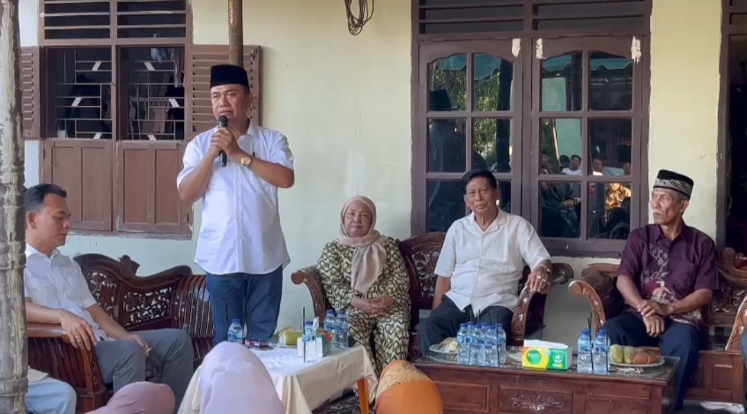 Di hadapan mantan Bupati Paluta dua periode, Bachrum Harahap, calon Wali Kota Padangsidimpuan No.3, Hapendi Harahap, didampingi calon Wakil Wali Kota No.3, Gempar Nauli Hamonangan Nasution, saat memberikan sambutan kepada ratusan massa dari Desa Palopat Pijorkoling