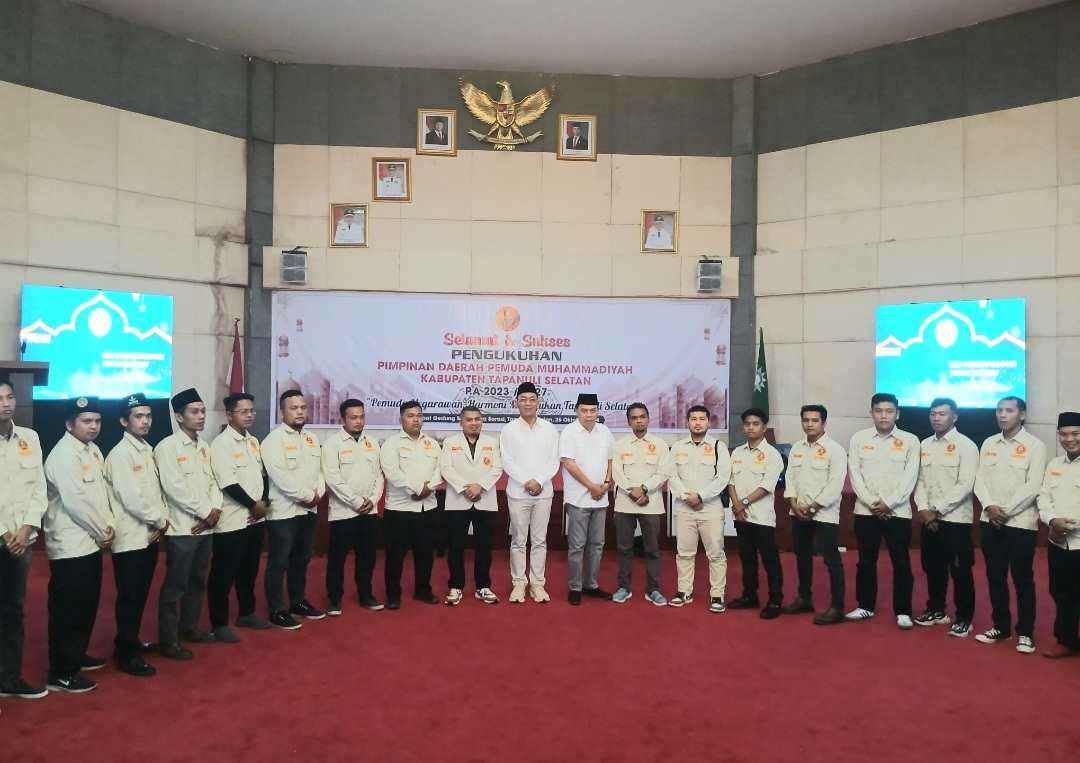 Tokoh masyatakat Tapsel, Gus Irawan Pasaribu dan Jafar Syahbuddin Ritonga, foto bersama dengan PD Pemuda Muhammadiyah Tapsel usai dikukuhkan di Gedung Serba Guna Kantor Bupati setempat
