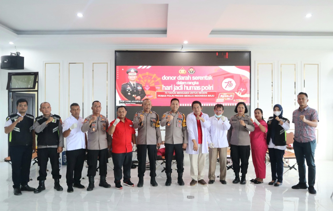 Waka Polres Tapsel, Kompol Rapi Pinakri, didampingi Kasi Humas, AKP Maria Marpaung, Kasi Propam AKP Triharjanto, Kasikum AKP Victor Sihombing, dan Kanit Tipikor Sat Reskrim, Ipda Saad Mahardian Harahap, berfoto bersama PMI Padangsidimpuan dan personel Si Dokkes