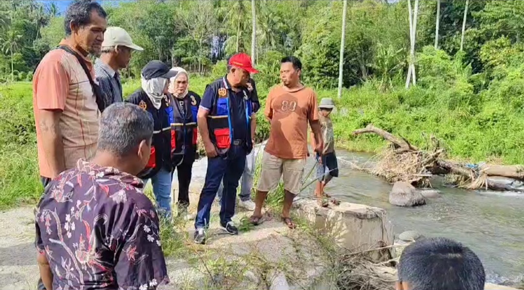Calon Wali Kota Padangsidimpuan No.3, Hapendi Harahap, menyahuti keluhan dan aduan masyarakat terkait jebolnya tanggul air sehingga limbah TPA Batu Bola merembes ke Sungai Batang Ayumi yang berada di Desa Purwodadi, Kecamatan Batunadua