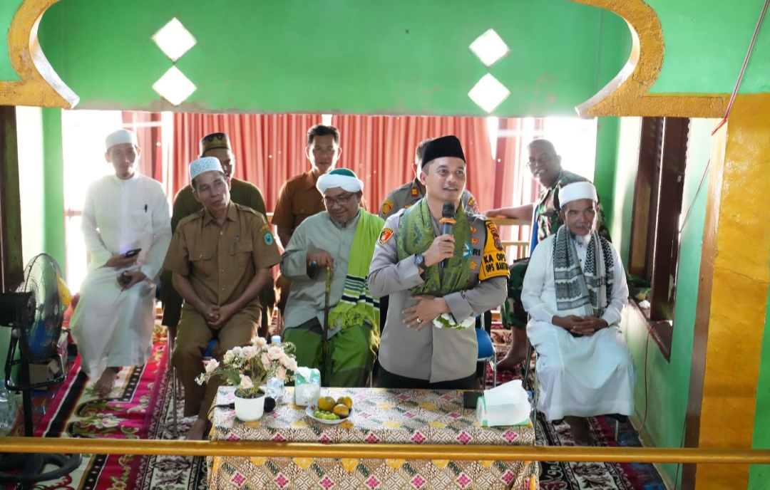 Kapolres Tapsel, AKBP Yasir Ahmadi, saat memberi motivasi ke ratusan santri di Ponpes Darussalam Parmeraan