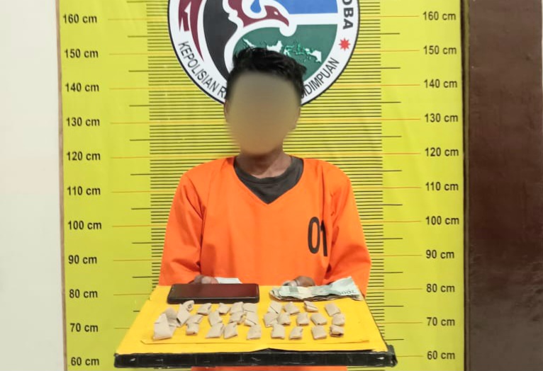 ALL saat menunjukkan 28 paket ganja usai ditangkap Tim Opsnal Sat Resnarkoba Polres Padangsidimpuan