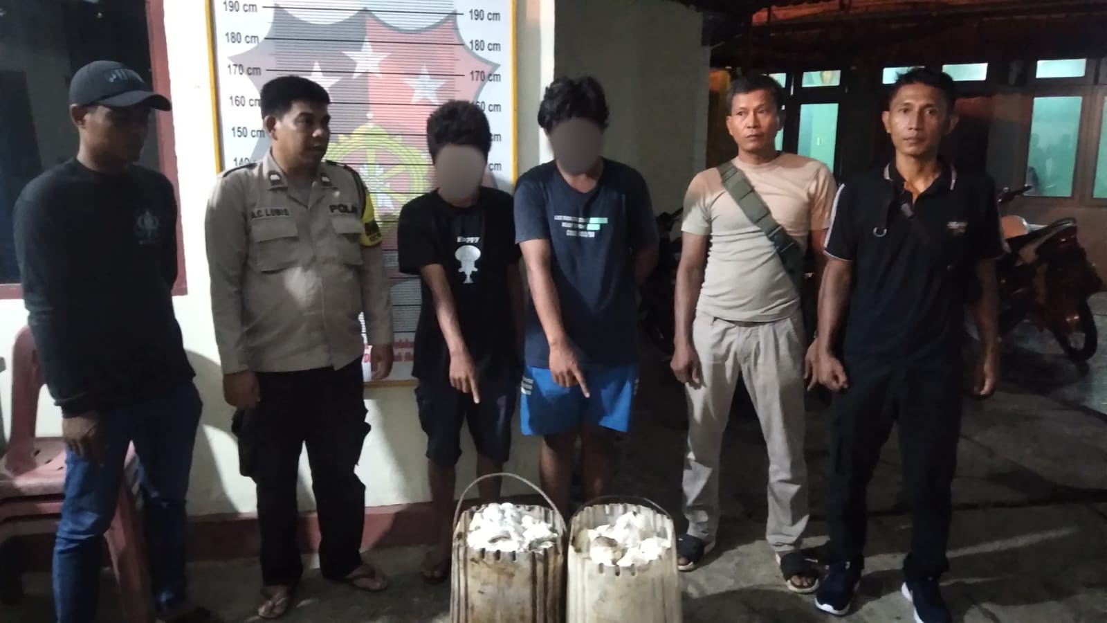 Kedua pria terduga maling getah karet milik PTPN IV Regional I Kebun Hapesong, KA dan A, usai diserahkan pihak keamanan Perusahaan ke Polsek Batang Toru untuk diamankan