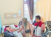 Pedulinya Ny Bariyah Hapendi Harahap, Jenguk Ibu Melahirkan