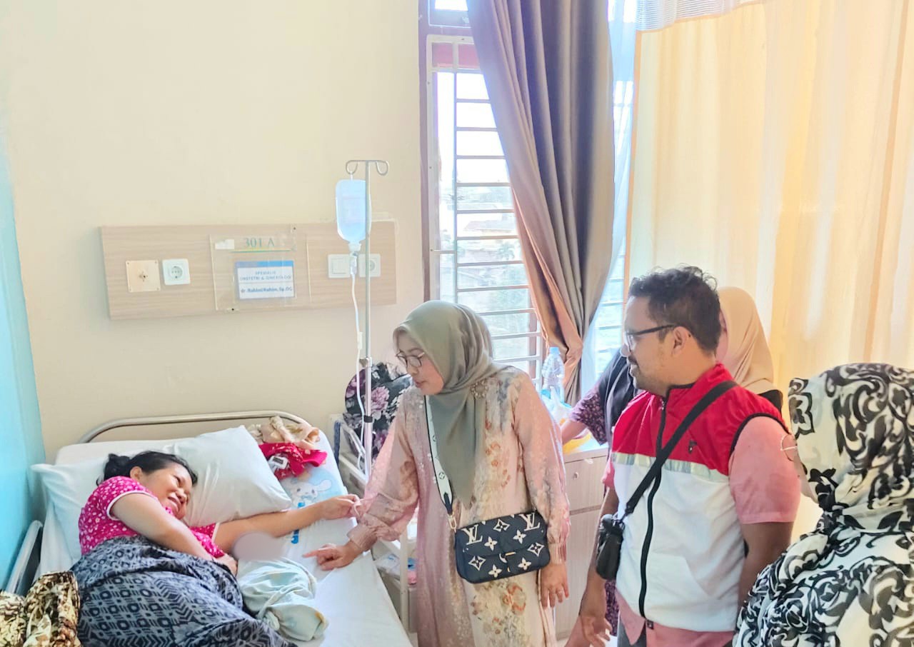 Ny Bariyah, istri dari calon Wali Kota Padangsidimpuan No.3, Dr Hapendi Harahap, menunjukkan kepeduliannya dengan menjenguk salah satu keluarga muda yang istrinya baru melahirkan di RS Metta Medika Kota Padangsidimpuan