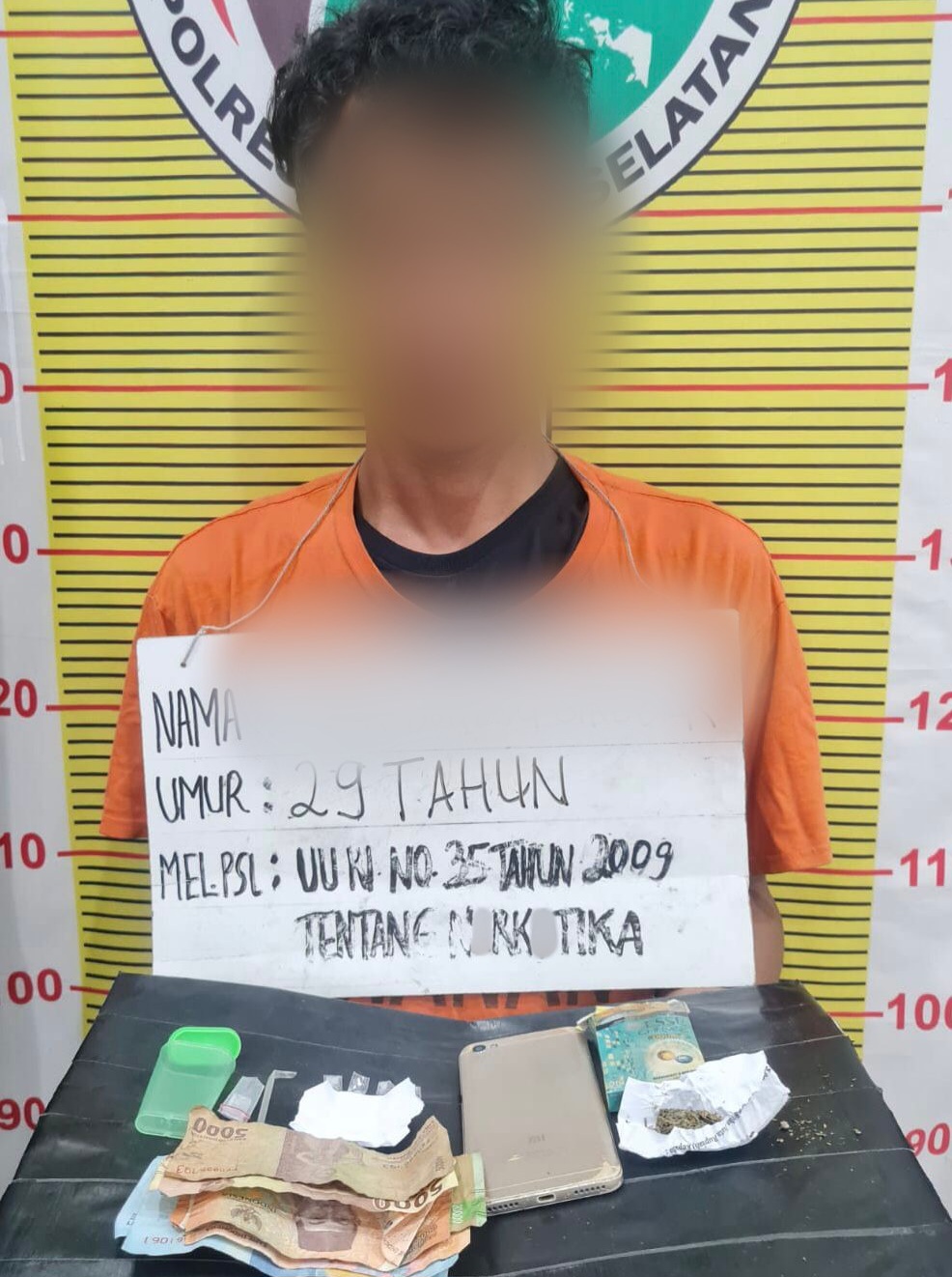 Seorang pengedar narkoba berinisial, ESB, saat menunjukkan barang bukti di tahanan usai ditangkap Timsus Sat Samapta Polres Tapsel