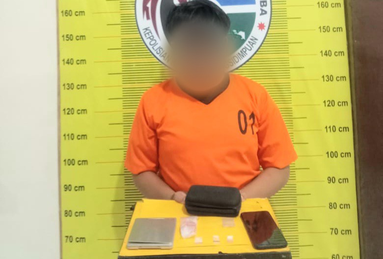 Tersangka saat menunjukkan barang bukti di Sat Resnarkoba Polres Padangsidimpuan usai ditangkap Tim Unit Reskrim Polsek Batunadua