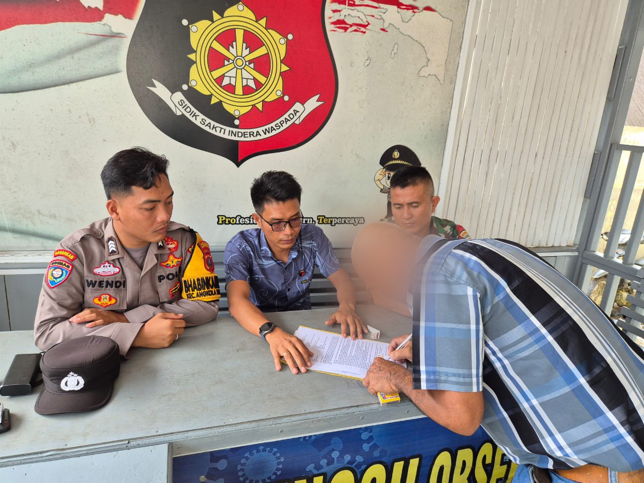 Masing-masing pihak saat menandatangani surat perdamaian yang disaksikan tiga pilar dalam penyelesaian permasalahan kasus dugaan pengeroyokan dan perampasan kemerdekaan di Ruang Gelar Perkara Unit Reskrim Polsek Batang Toru