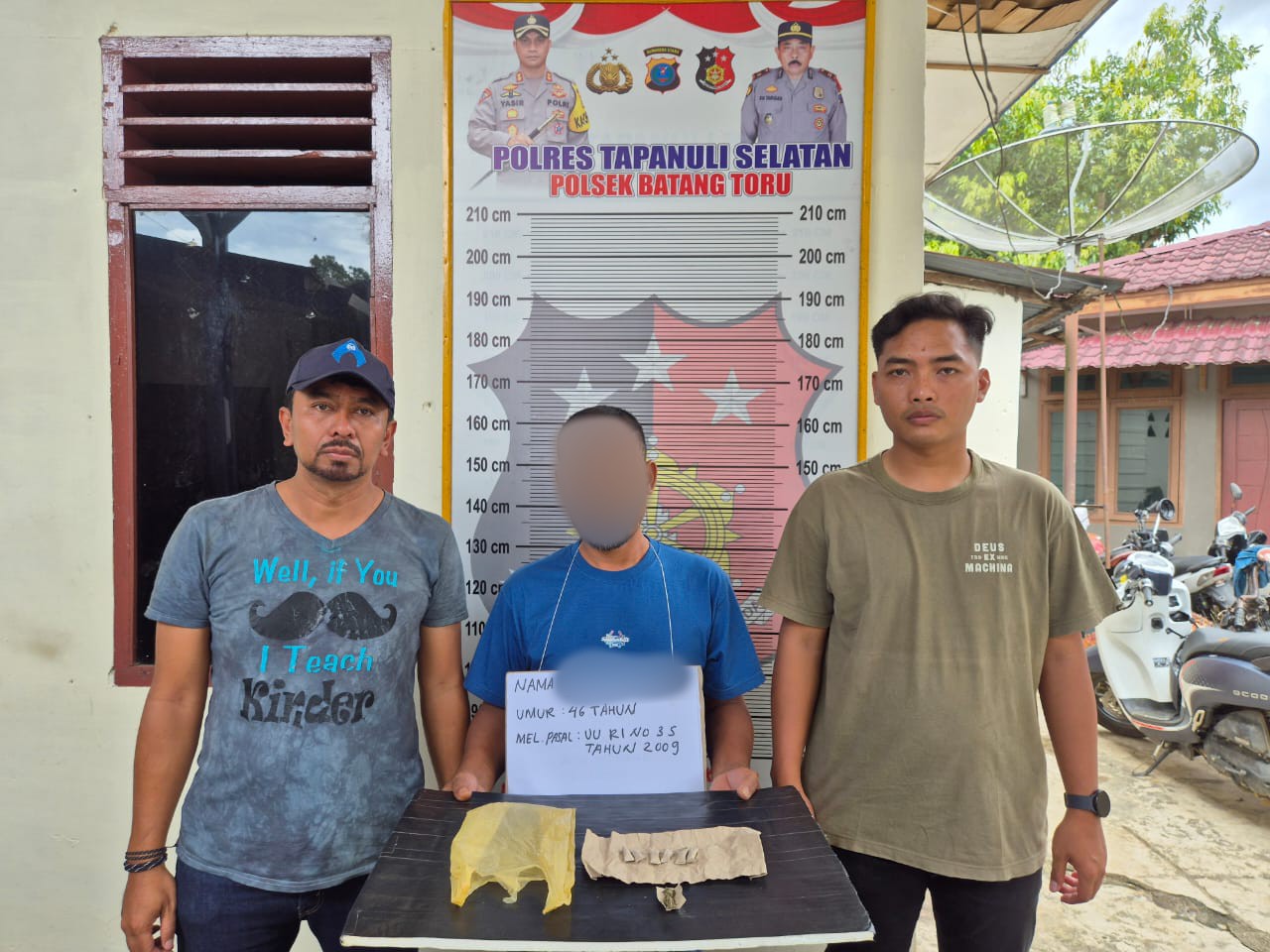 Seorang pemilik Warung yang juga memiliki 7 paket ganja, MDS, saat menunjukkan barang bukti usai ditangkap Tim Opsnal Unit Reskrim Polsek Batang Toru