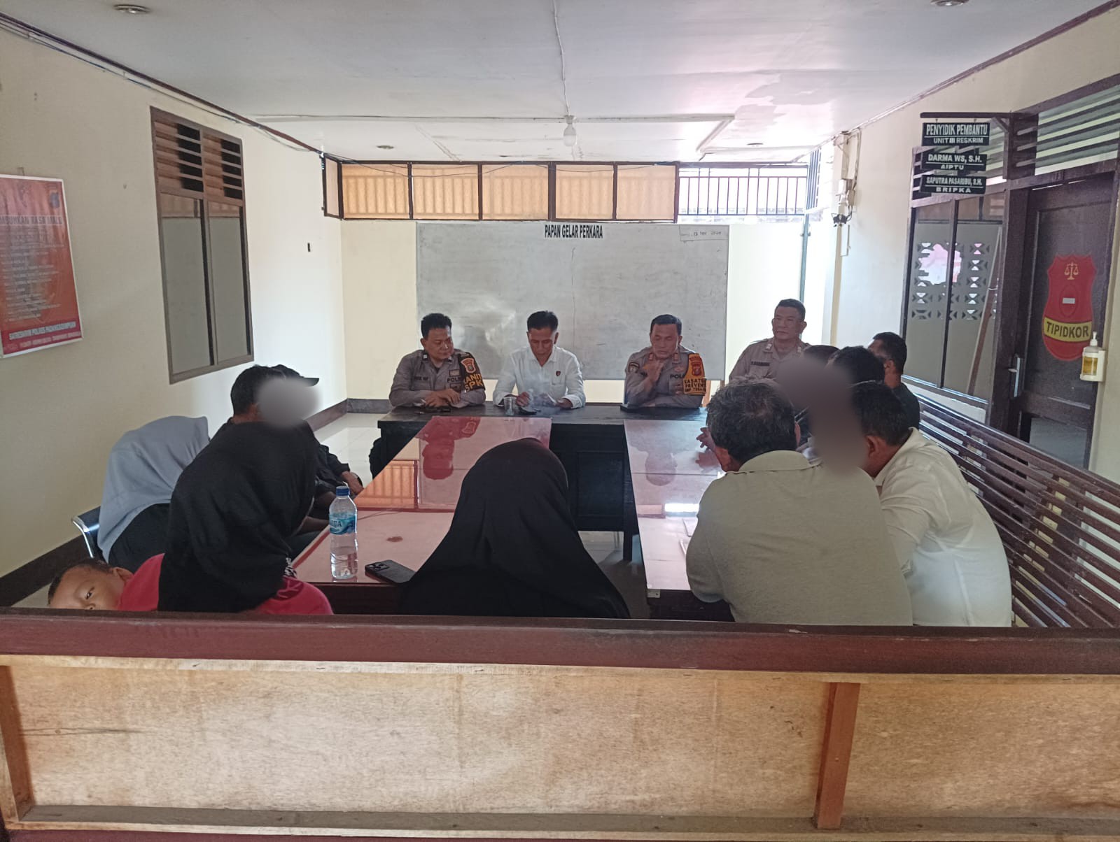 Suasana mediasi lewat upaya Restorative Justice yang dilakukan Polres Padangsidimpuan atas kasus dugaan pencurian buah Alpukat di Desa Aek Tuhul