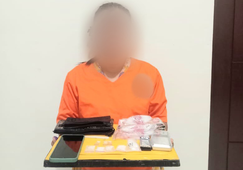 Seorang IRT pengedar sabu berinisial, LHB, saat menunjukkan barang bukti usai diamankan Tim Opsnal Sat Resnarkoba Polres Padangsidimpuan