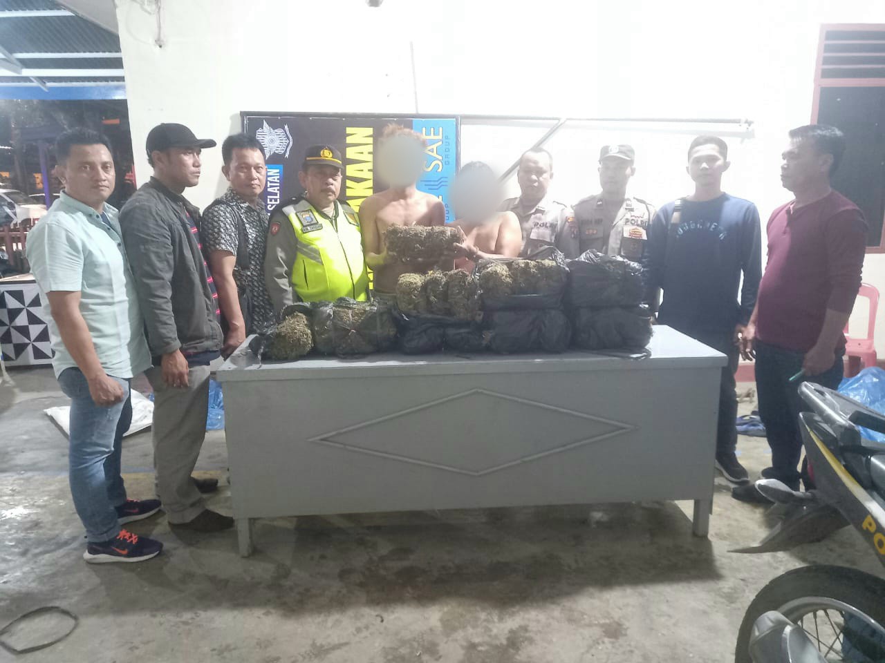 Kapolsek Batang Toru, Iptu RN Tarigan, didampingi Kanit Reskrim, Ipda Hary Agus Pohan, dan anggota, usai menangkap 2 orang terduga kurir dan 2 karung ganja dengan berat lebih kurang 22 Kg saat menggelar razia rutin