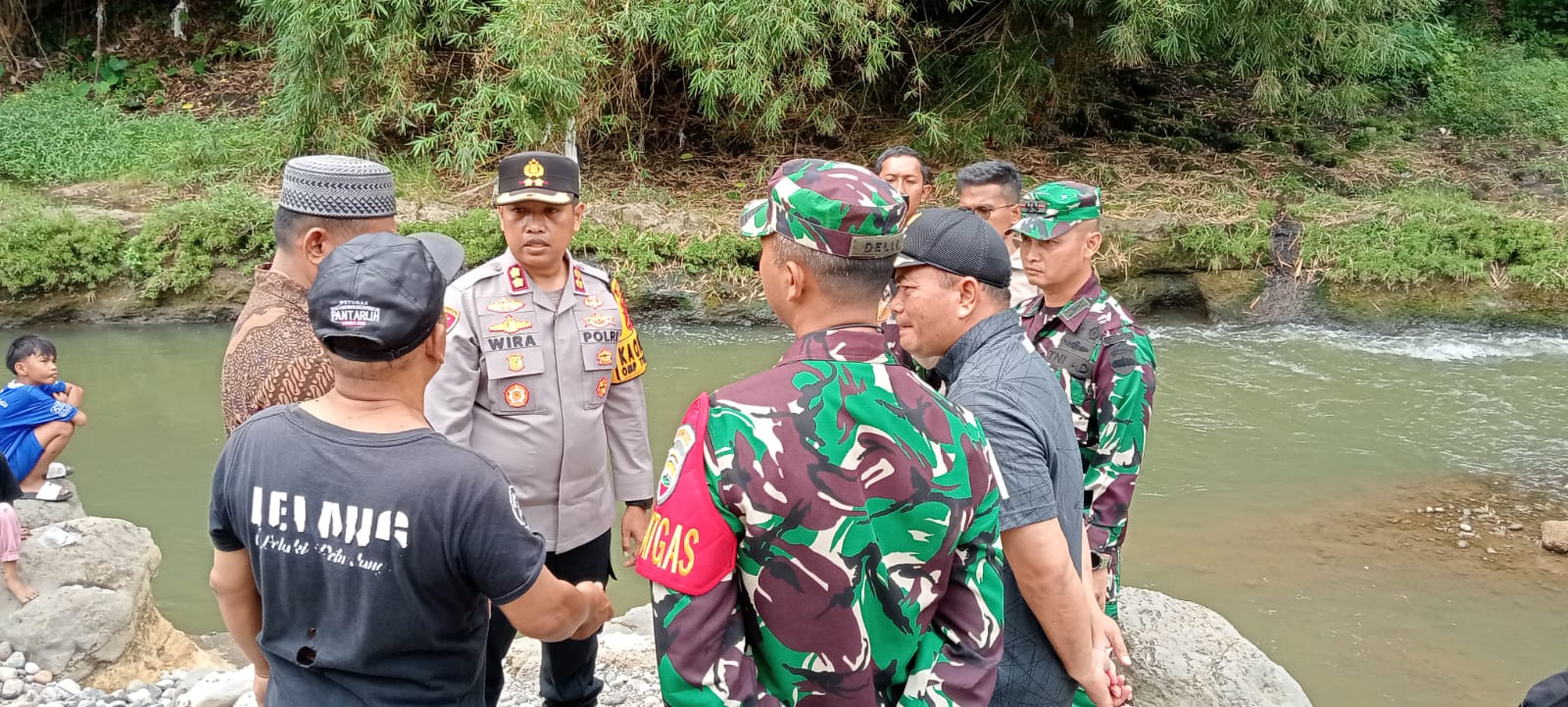 Kapolres Padangsidimpuan, AKBP Dr Wira Prayatna, di sela agenda penaburan benih ikan di Sungai