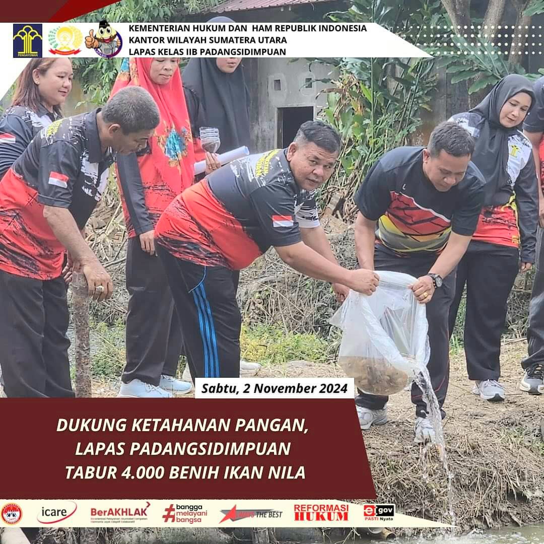 Kalapas Kelas IIB Padangsidimpuan, Edison Tampubolon, saat menabur 4.000 ekor benih ikan nila di kolam