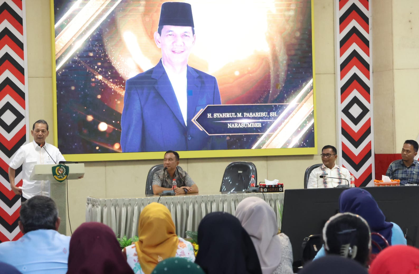 Syahrul M Pasaribu, saat memberikan arahan ke ratusan Kepsek SD dan SMP guna peningkatan kapasitas dalam rangka menuju Indonesia Emas di 2045