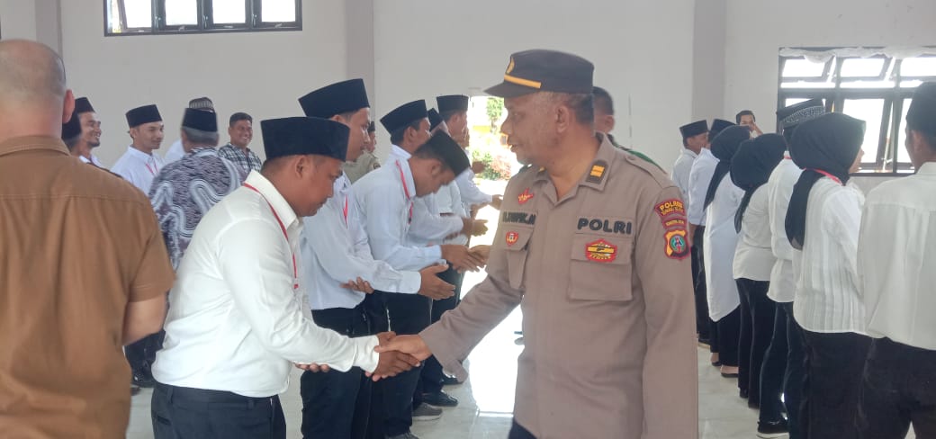 Waka Polsek Batang Toru, Iptu Taufik Manullang, mengucapkan selamat ke para Pengawas TPS se-Kecamatan Muara Batang Toru yang baru dilantik