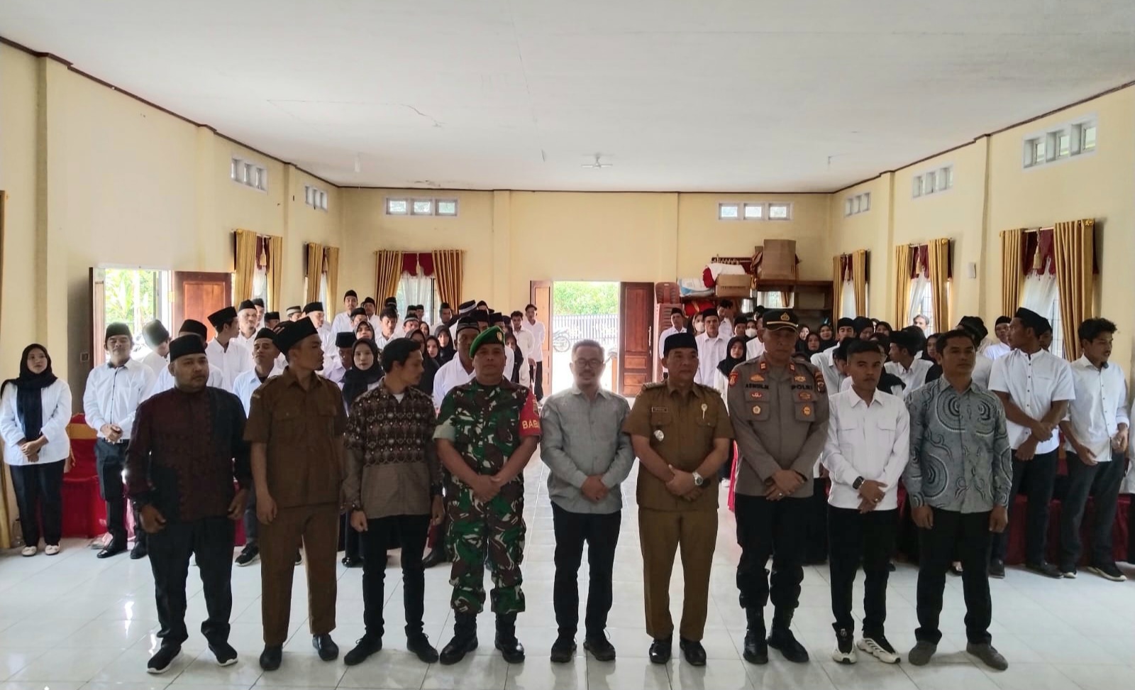Kapolsek Sipirok, Iptu Aswin Manurung, berfoto bersama unsur Forkopimcam usai pelantikan 95 Pengawas TPS se-Kecamatan Sipirok dalam rangka mengawasi jalannya Pilkada 2024