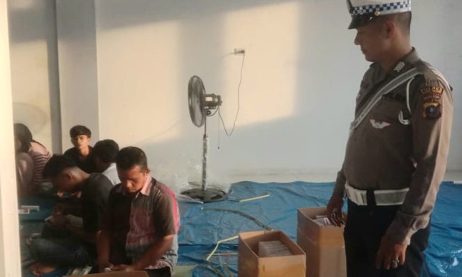 Polsek Padang Bolak Kawal Pelipatan Surat Suara di Gudang KPU Paluta