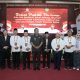 Ketua KPU Kabupaten Tapsel, Zulhajji Siregar, berfoto bersama Plt Bupati Tapsel, Rasyid Assaf Dongoran, para Komisioner KPU Tapsel dan Sekretariat, berikut kedua Paslon Bupati-Wakil Bupati Tapsel