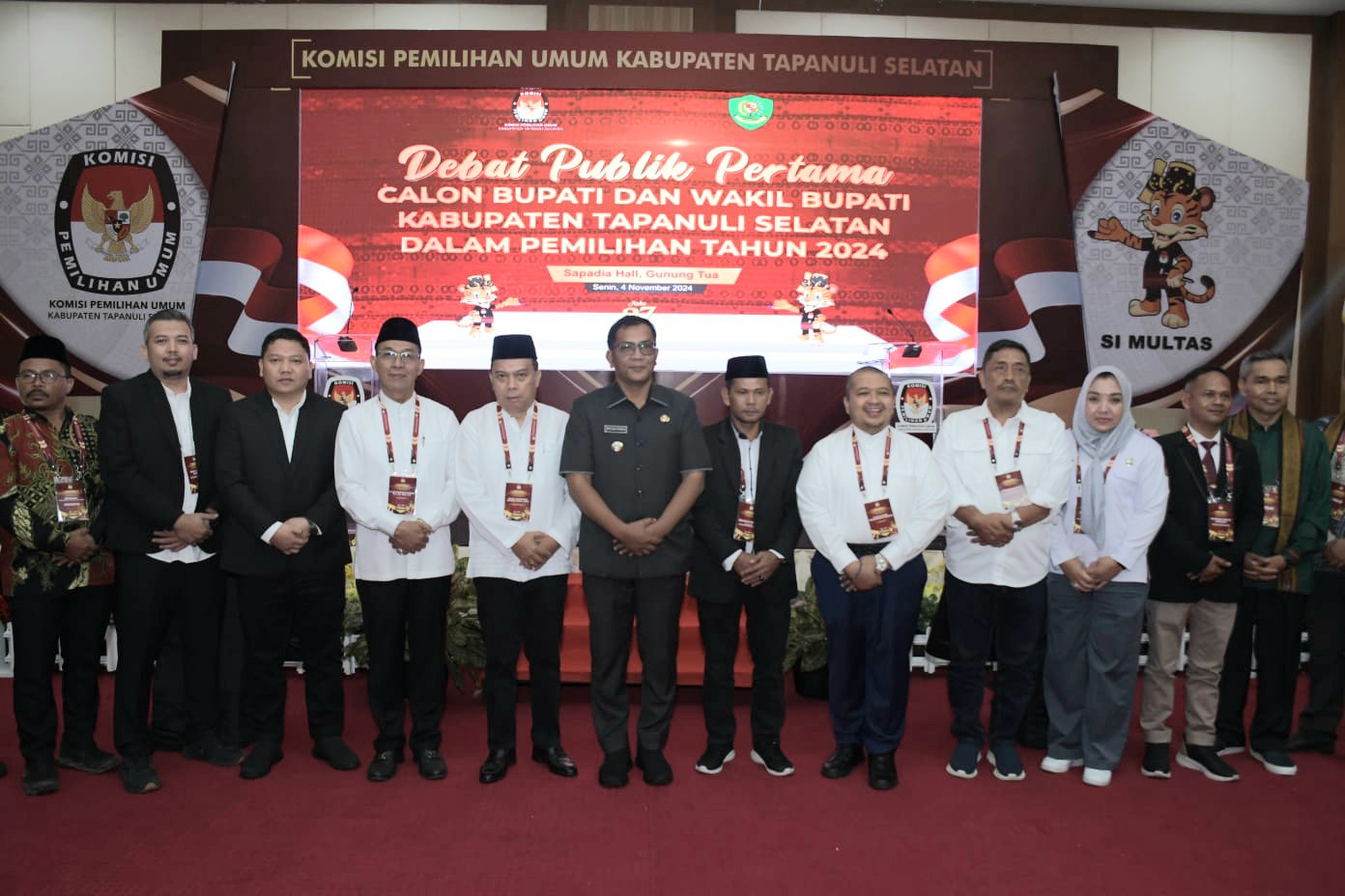 Ketua KPU Kabupaten Tapsel, Zulhajji Siregar, berfoto bersama Plt Bupati Tapsel, Rasyid Assaf Dongoran, para Komisioner KPU Tapsel dan Sekretariat, berikut kedua Paslon Bupati-Wakil Bupati Tapsel