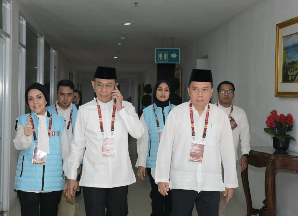 Paslon Bupati-Wakil Bupati Tapsel No.01, Gus Irawan Pasaribu-Jafar Syahbuddin Ritonga (BAGUS1) didampingi istri dan Tim Pemenangan, di sela pelaksanaan debat pertama Pilkada