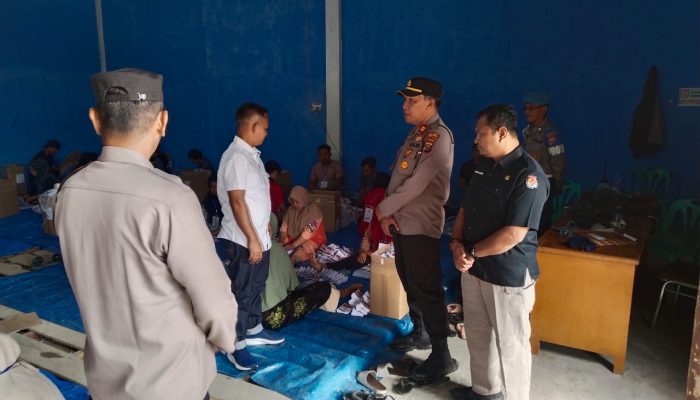Kapolsek Sipirok Pantau Sortir dan Lipat Surat Suara Pilkada Tapsel