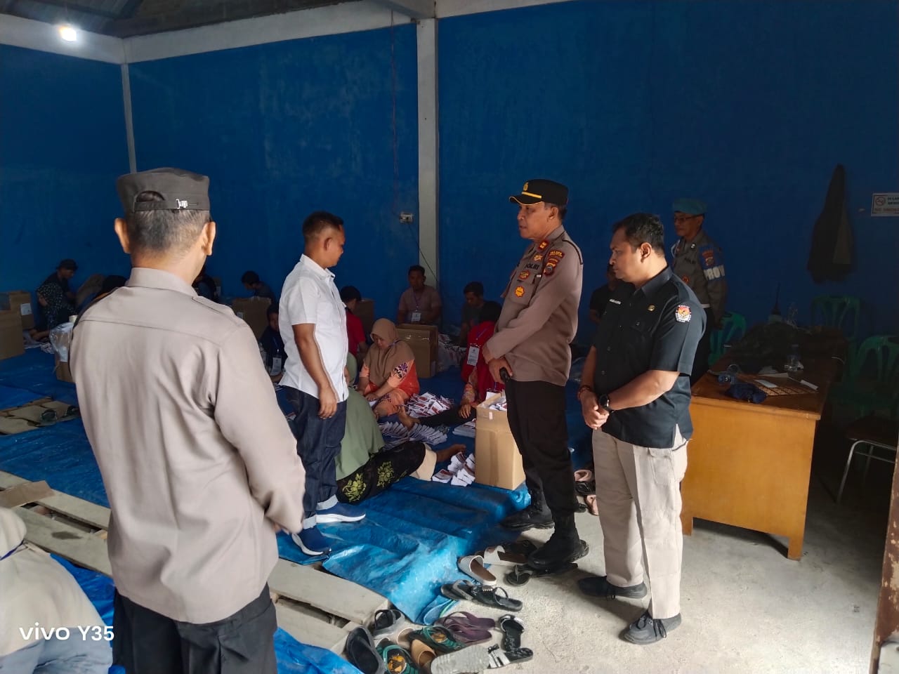 Kapolsek Sipirok, Iptu Aswin Manurung, saat memantau langsung pelaksanaan sortir dan pelipatan surat suara pemilihan Gubernur-Wakil Gubernur dan Bupati-Wakil Bupati Tapsel
