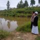 Bhabinkamtibmas Polsek Sipirok, Aiptu Anwar Sadat Harahap, bersama Ketua Yayasan Pondok Pesantren Darul Anwar As Syakirin, Ustad Anwar Musaddat Harahap, saat meninjau kolam ikan milik Pesantren
