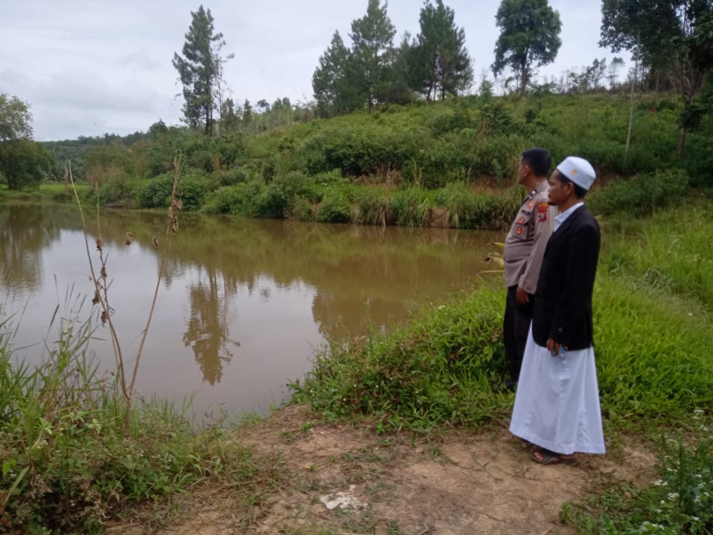 Bhabinkamtibmas Polsek Sipirok, Aiptu Anwar Sadat Harahap, bersama Ketua Yayasan Pondok Pesantren Darul Anwar As Syakirin, Ustad Anwar Musaddat Harahap, saat meninjau kolam ikan milik Pesantren