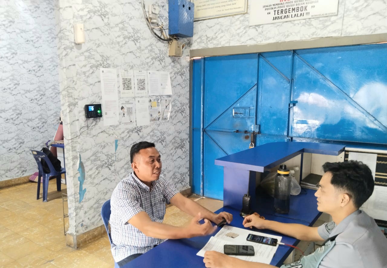 Personel Polsek Sipirok saat berkoordinasi terkait TPS khusus di Pilkada dengan pihak Rutan Kelas IIB Sipirok
