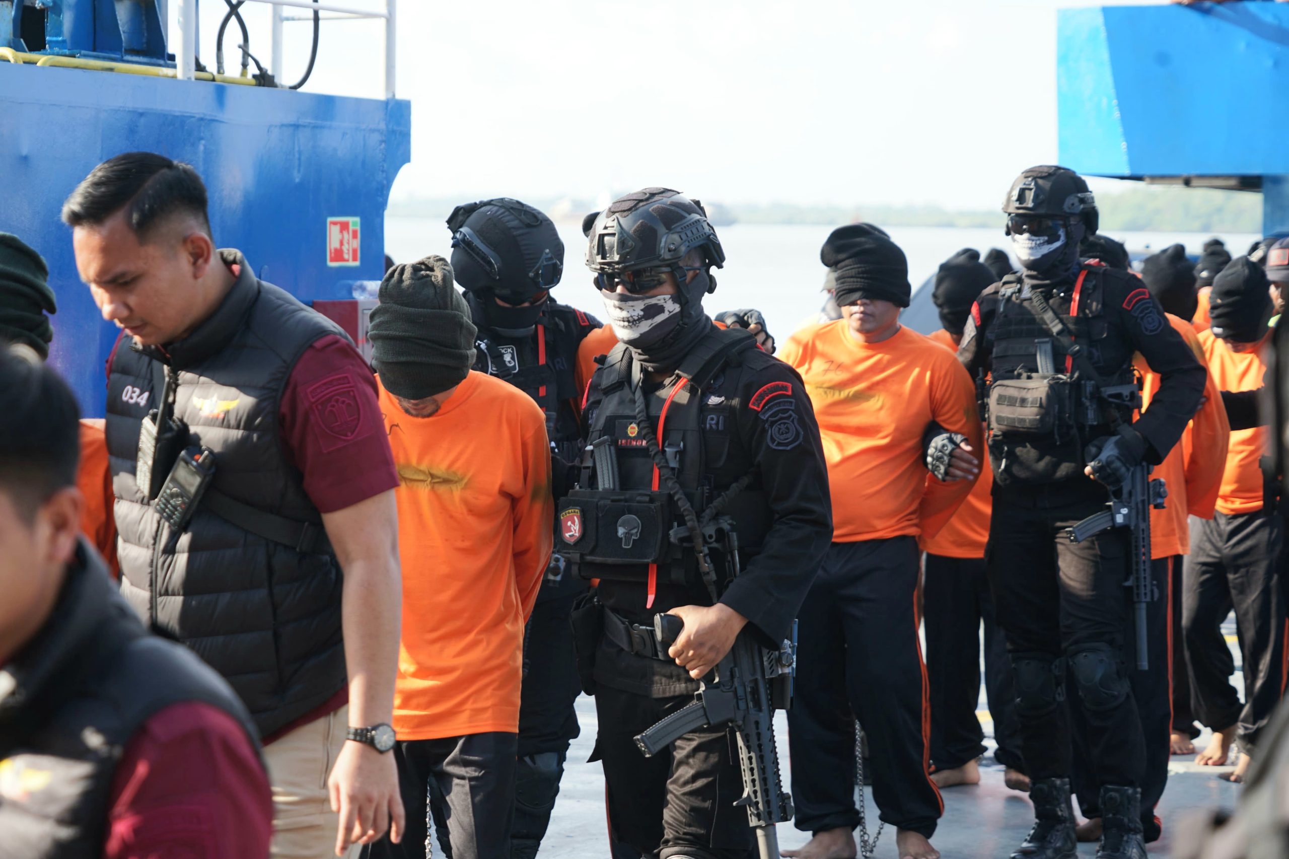 Sebanyak 64 orang Napi risiko tinggi dipindahkan ke Nusakambangan, Cilacap, Jawa Tengah, dalam rangka perwujudan program akselerasi Menteri Imigrasi dan Pemasyarakatan, Agus Andrianto, dan sejalan dengan Asta Cita Presiden RI, Prabowo Subianto, tentang pencegahan dan pemberantasan korupsi dan narkoba