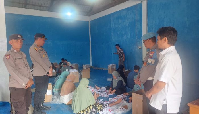 Kapolsek Sipirok Pantau Pelipatan Surat Suara di Gudang KPU Tapsel