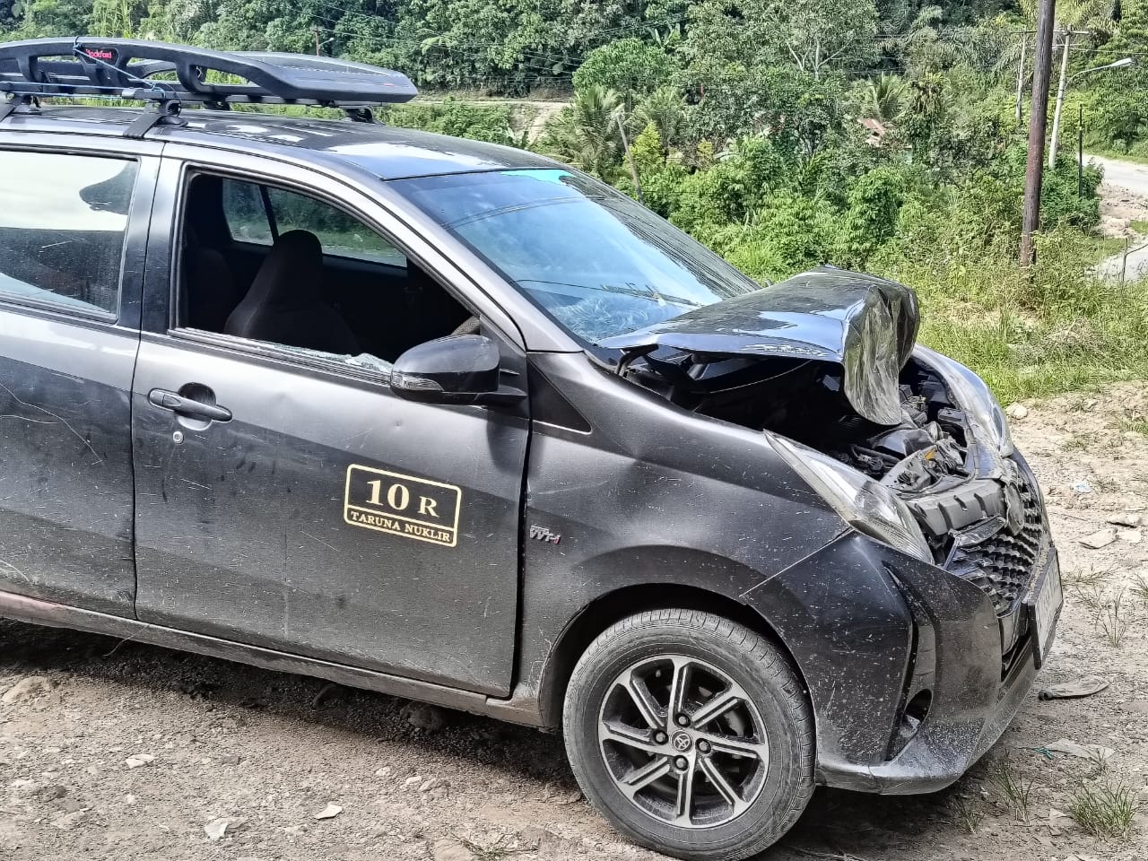 Beginilah kondisi satu unit mobil Toyota Calya yang penyok dan rusak di bagian depan usai diduga digelapkan seorang pria berinisial, RH, dari Duri, Provinsi Riau, dan berhasil diamankan Polisi di kawasan Batu Jomba, Tapsel