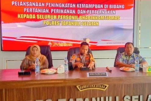 Waka Polres Tapsel, Kompol Rapi Pinakri, didampingi narasumber, saat memimpin kegiatan peningkatan kemampuan ketahanan pangan kepada seluruh Bhabinkamtibmas