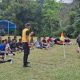 Pelatih dari personel Sat Samapta terlihat sedang melatih salah seorang santri shuttle run dalam materi Binlat Kesamaptaan Jasmani oleh Polres Tapsel di Pondok Pesantren Darul Mursyid