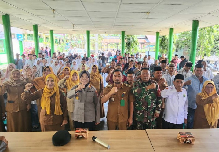 Kapolsek Hutaimbaru, AKP Ida Meri, berfoto bersama Camat, stakeholder terkait, dan semua elemen masyarakat dalam rangka cooling system Pilkada damai dan sosialisasi program Asta Cita Presiden, Prabowo Subianto, yang salah satunya adalah swasembada pangan